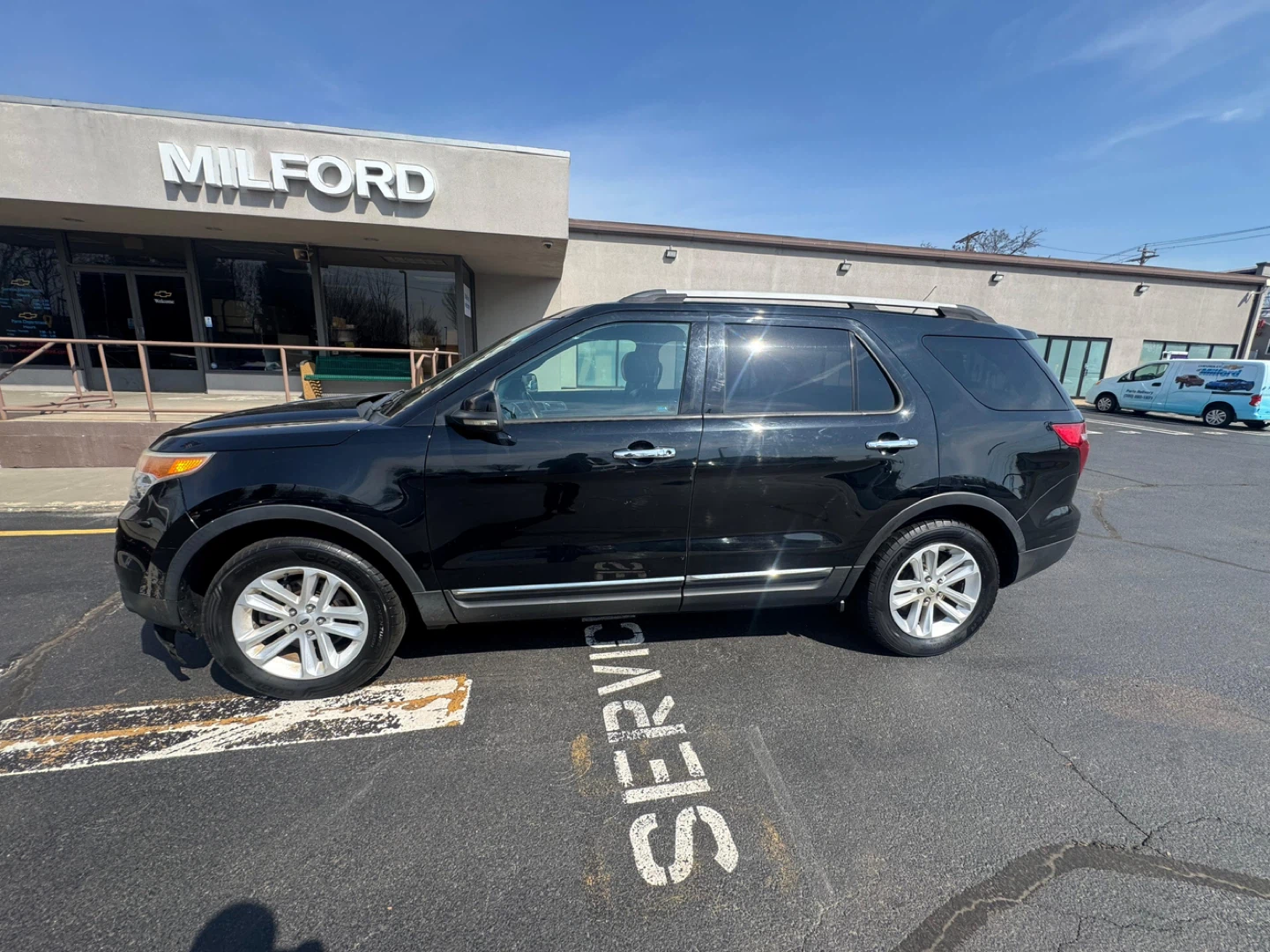 Black Ford Explorer XLT SUV - photo 4