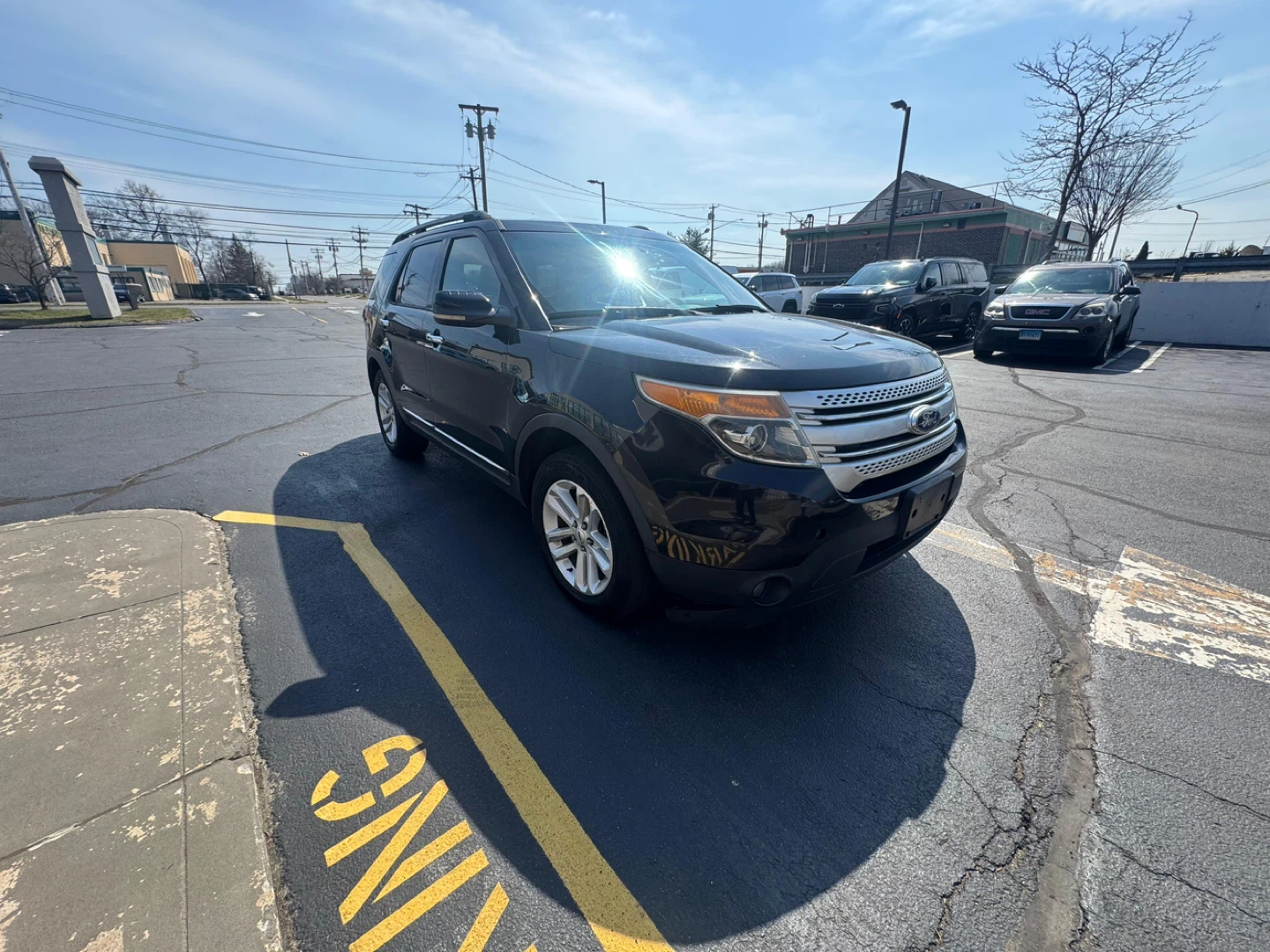 Black Ford Explorer XLT SUV - photo 3
