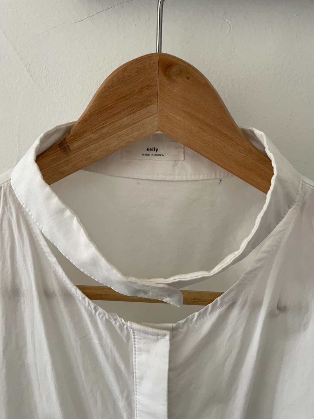sally white sleeveless button-up shirt with tie - photo 5