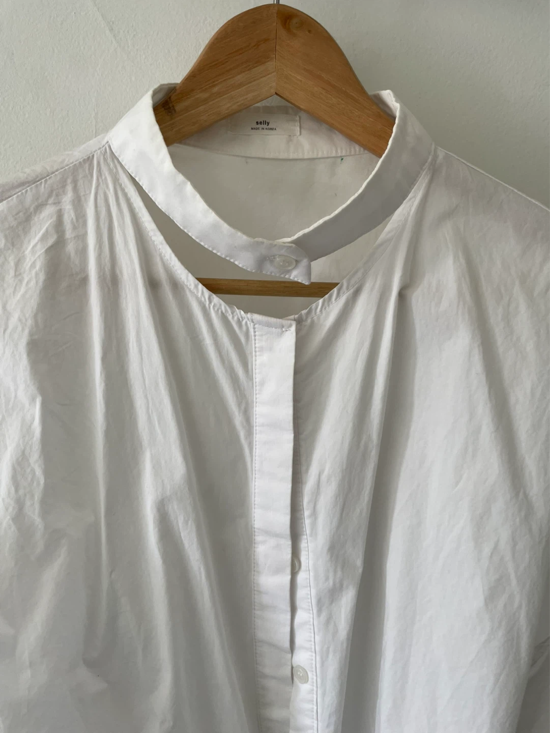 sally white sleeveless button-up shirt with tie - photo 3
