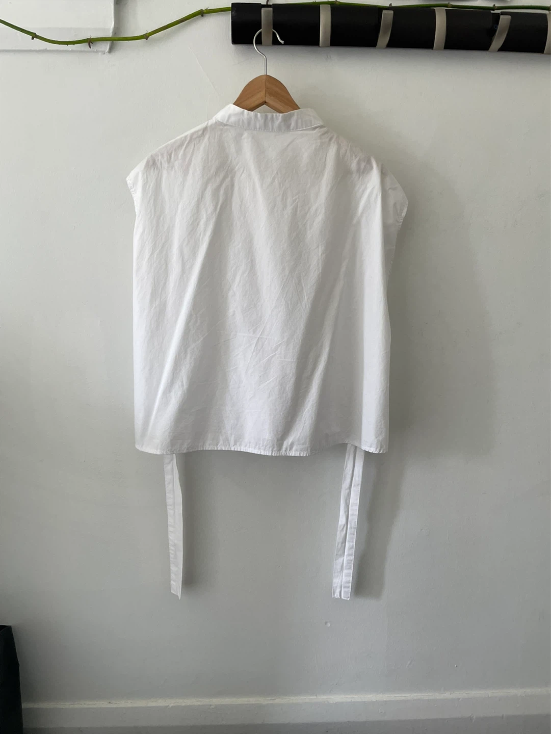 sally white sleeveless button-up shirt with tie - photo 2