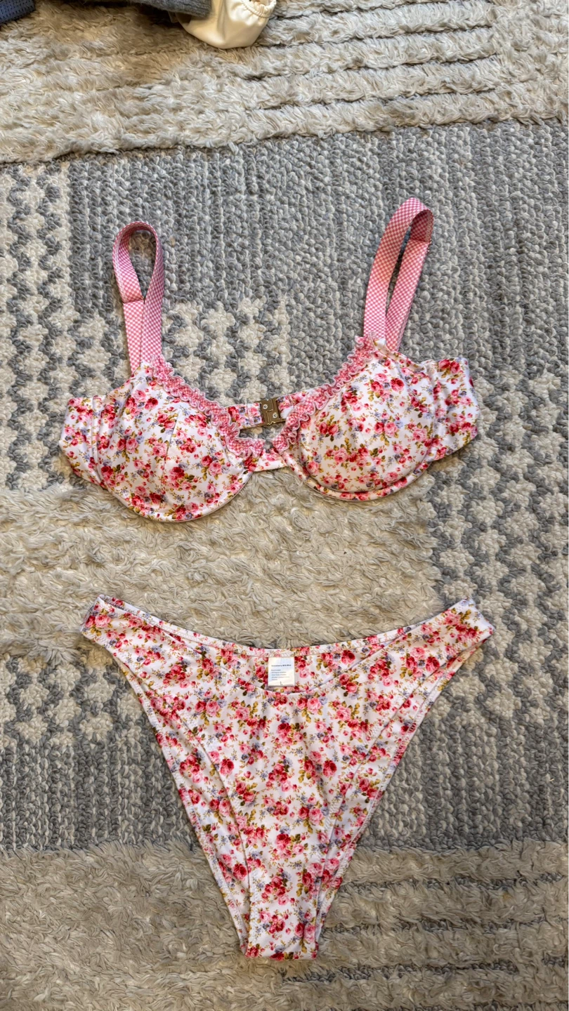 Never worn: Strawberry Milkmob Bikini