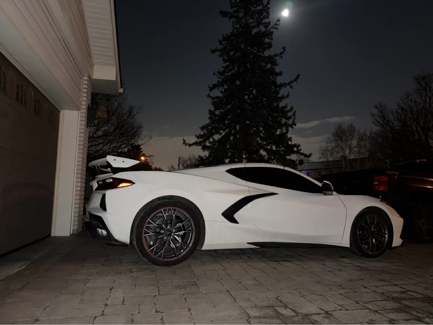 White Chevrolet Corvette C8 - photo 3