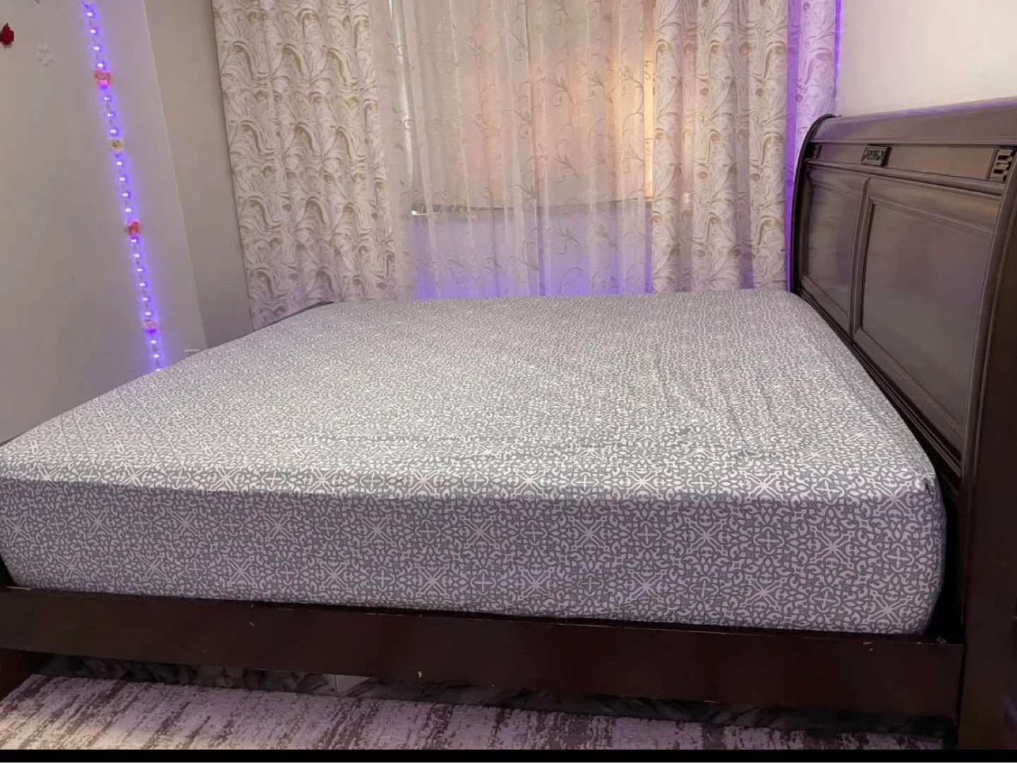 King size bed with mattress - photo 3