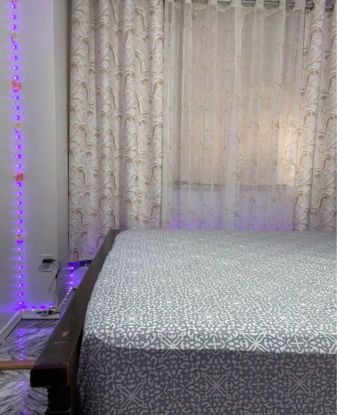 King size bed with mattress - photo 4