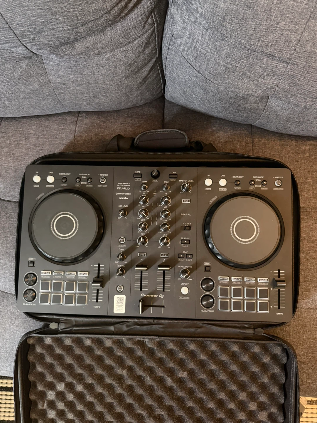 Pioneer DJ DDJ-FLX4 DJ Controller with Case