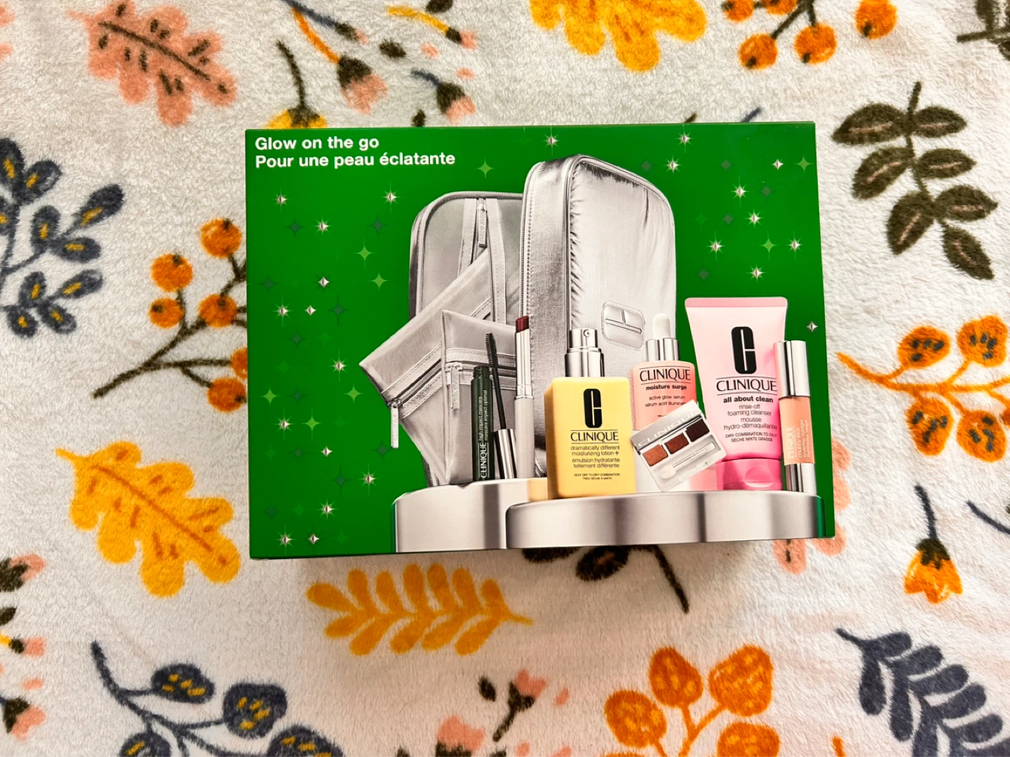 Clinique Glow on the Go Set with Cosmetics Bag