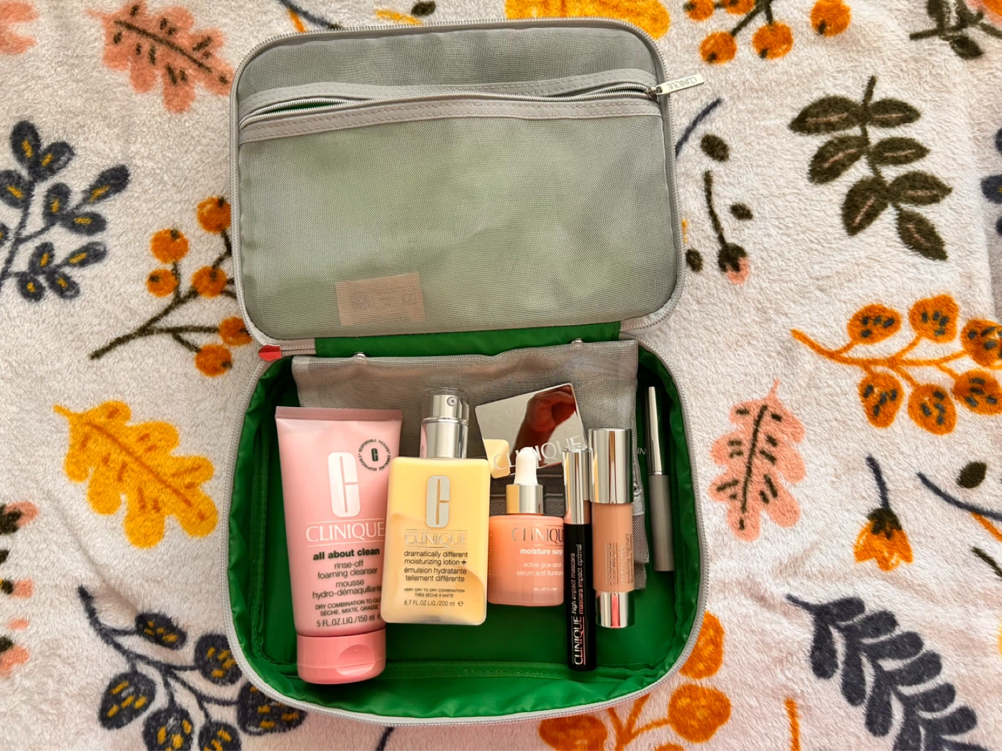 Clinique Glow on the Go Set with Cosmetics Bag - photo 4