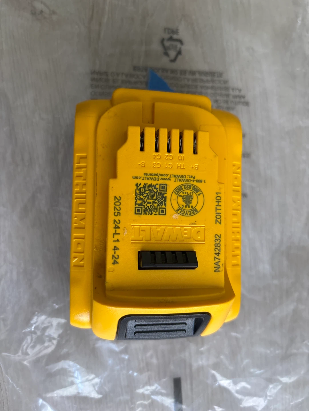 DeWalt 20V MAX 4Ah Lithium Ion Battery - photo 2