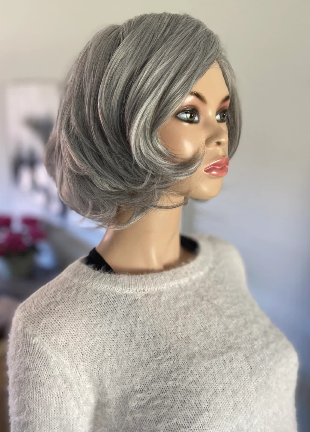 NWT: Short 10” Layered Synthetic Grey Silver Bob Wig - photo 3