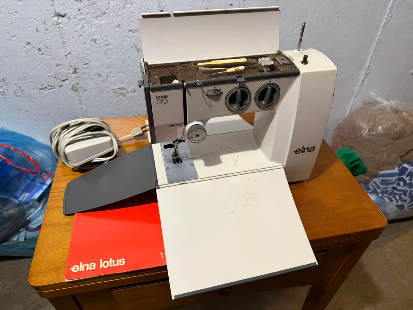 Elna Lotus SP Sewing Machine - photo 2