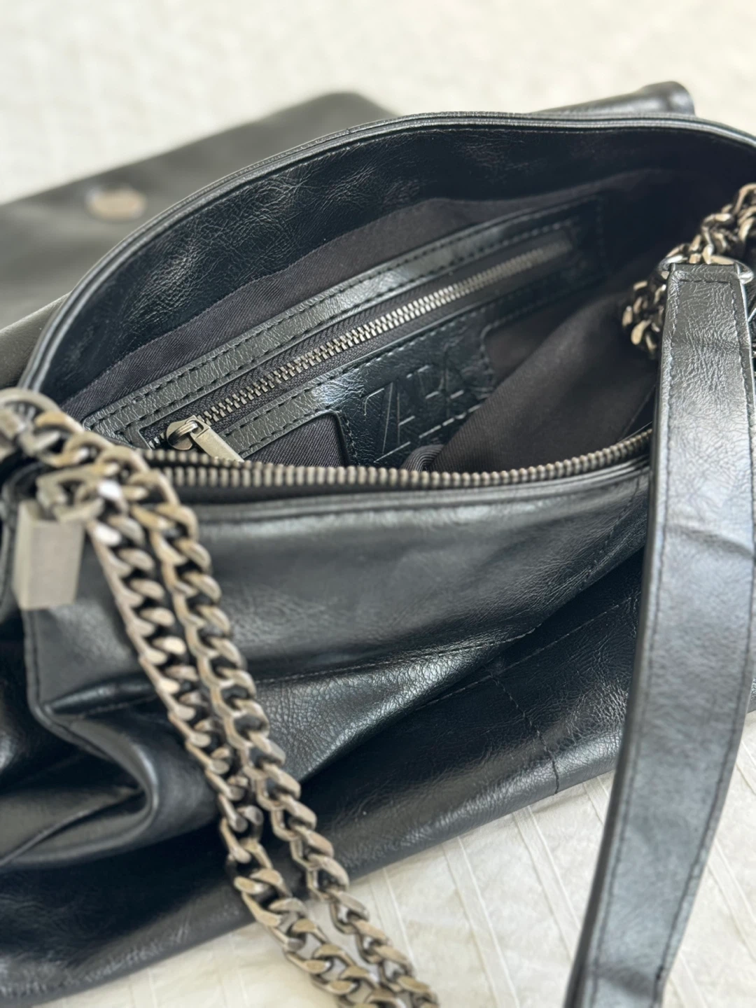ZARA Black Shoulder Bag with Chain Strap – Effortless Chic - photo 2