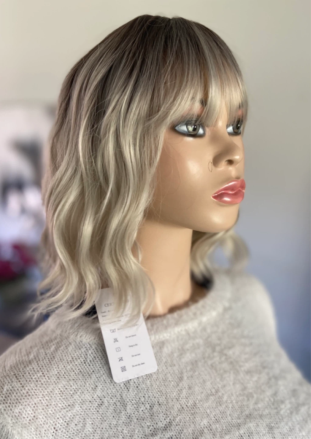NWT: 12” Wavy Ombré White Grey Silver Synthetic Wig - photo 5