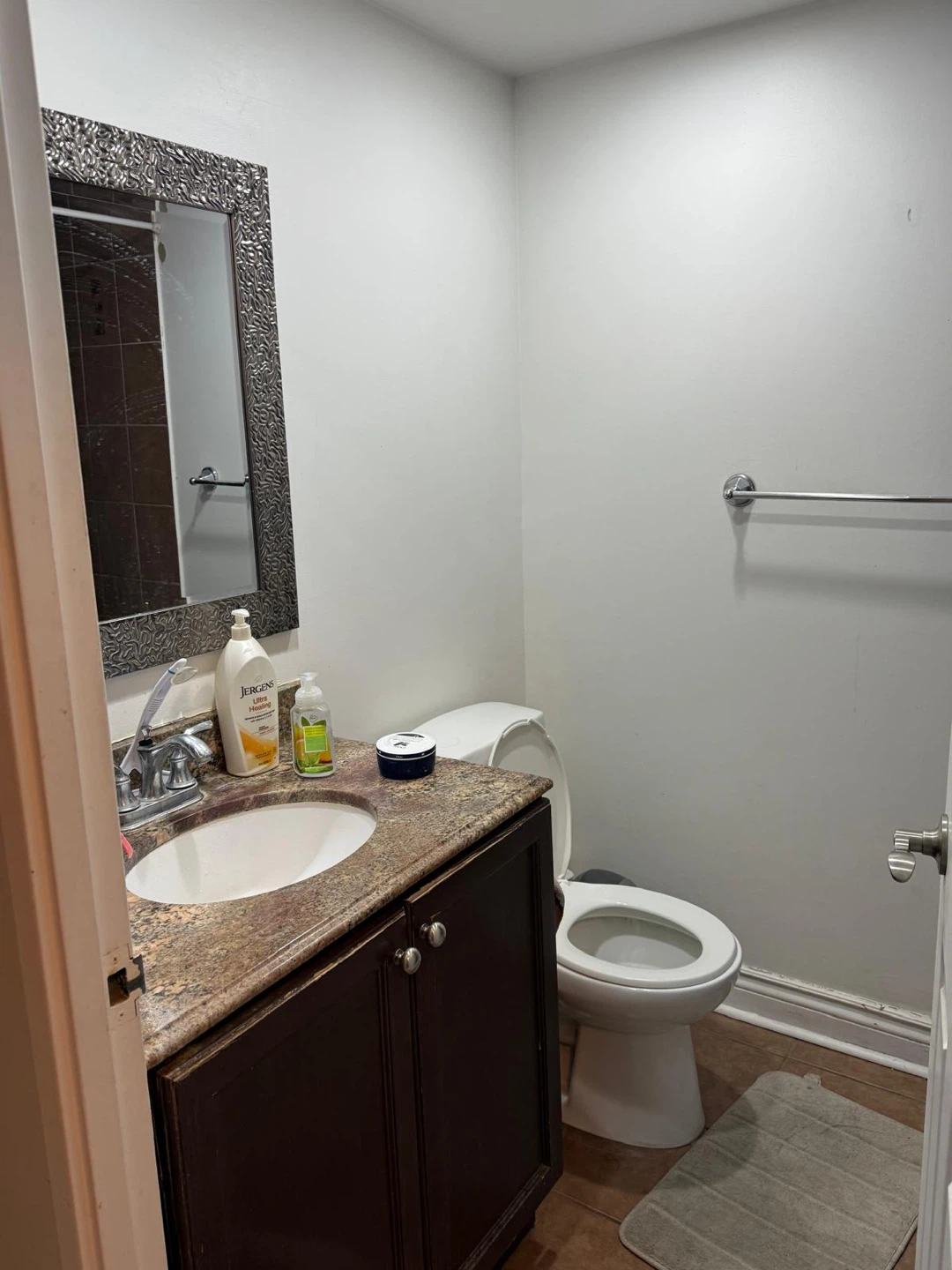 2 Private Rooms  in Mississauga ( vegetarian male only) - photo 5
