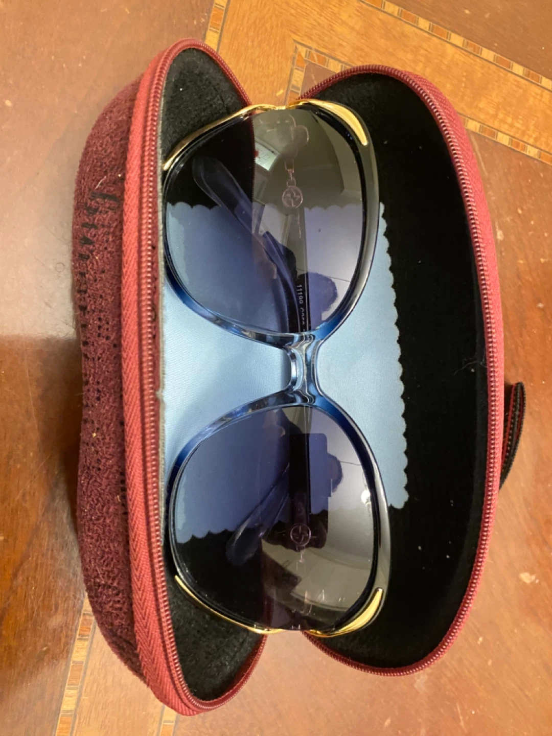 Blue fashion sunglasses with case