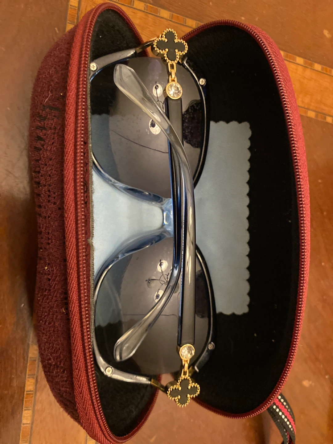 Blue fashion sunglasses with case - photo 2