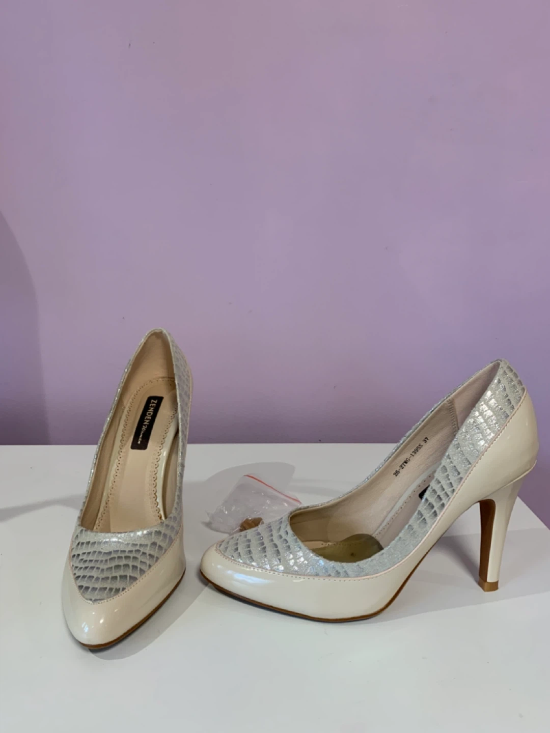 Zenden Women's Cream & Silver Snakeskin Heels - photo 5
