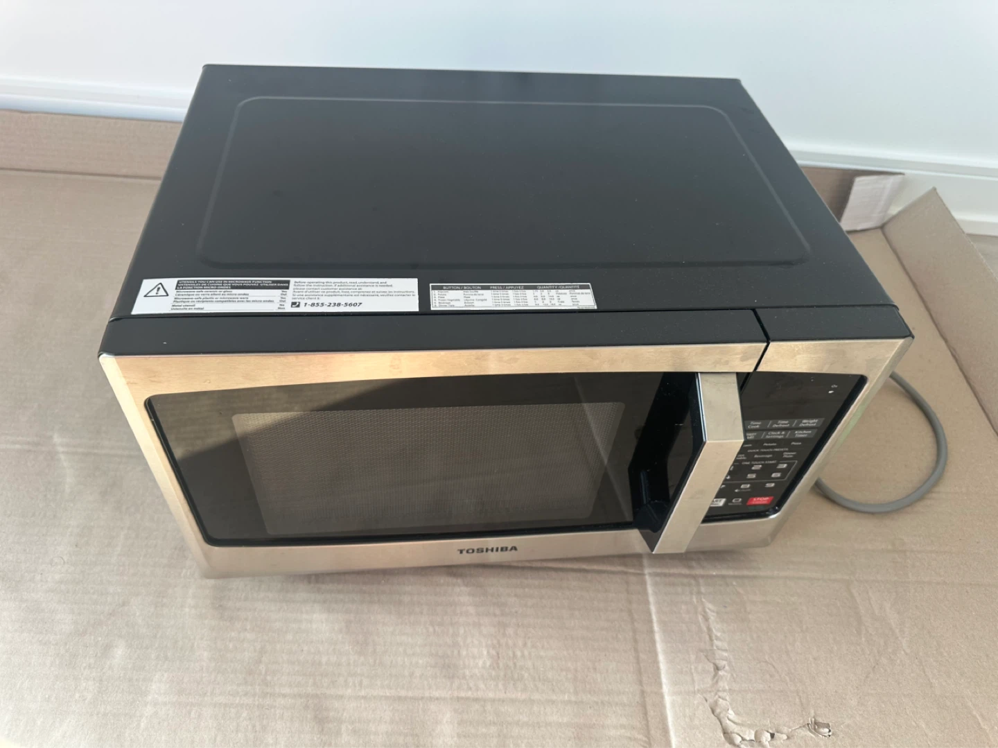 Toshiba Microwave 0.9 cu ft (900W) – Excellent Condition - photo 2