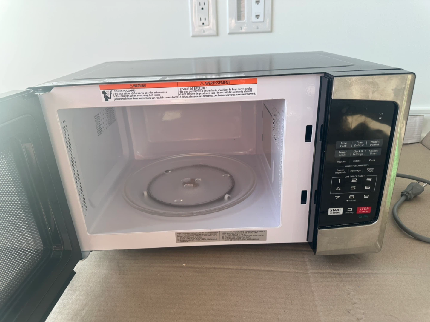 Toshiba Microwave 0.9 cu ft (900W) – Excellent Condition - photo 3