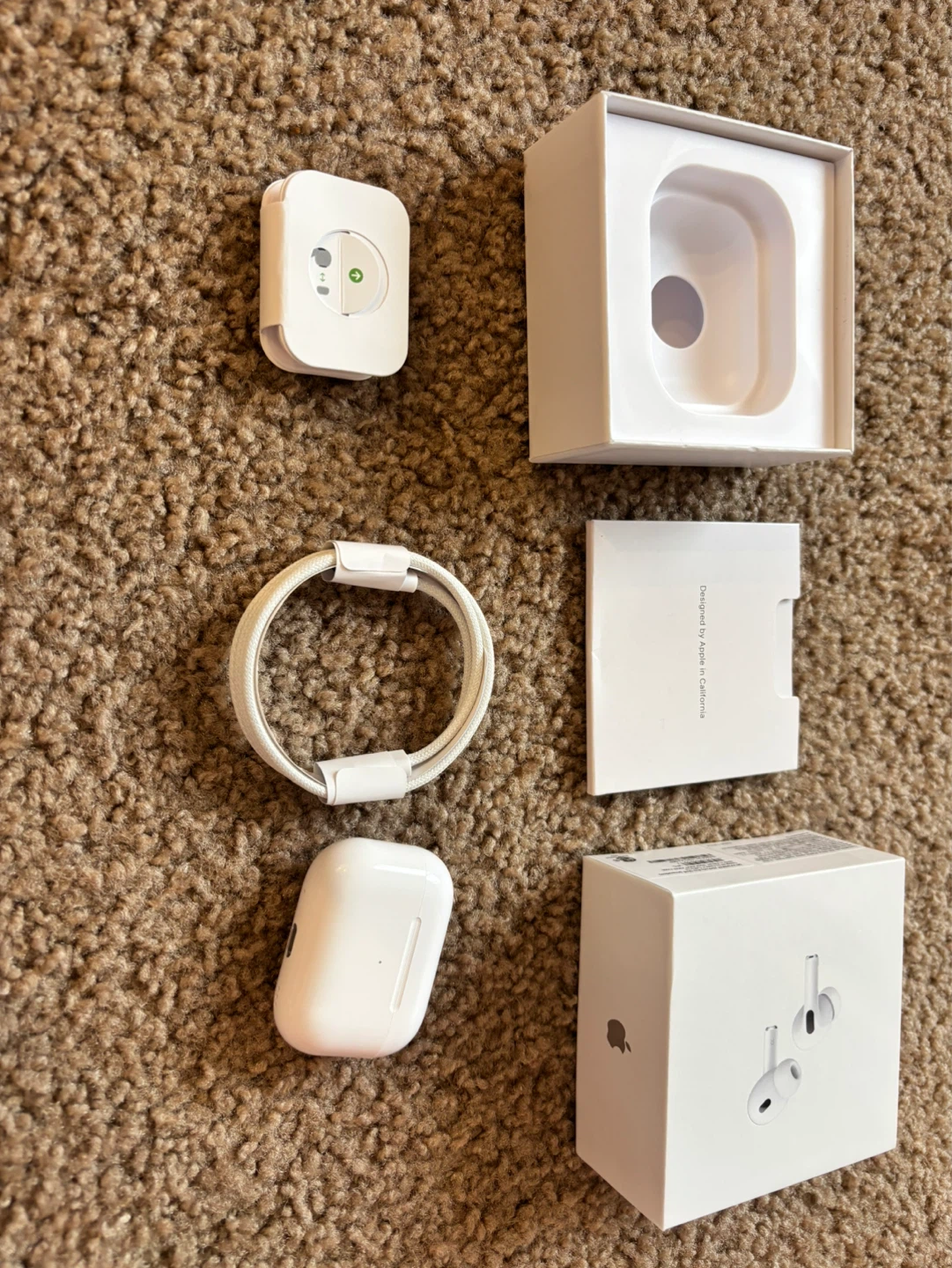 Apple AirPods Pro (2nd Generation) with Charging Case - photo 3