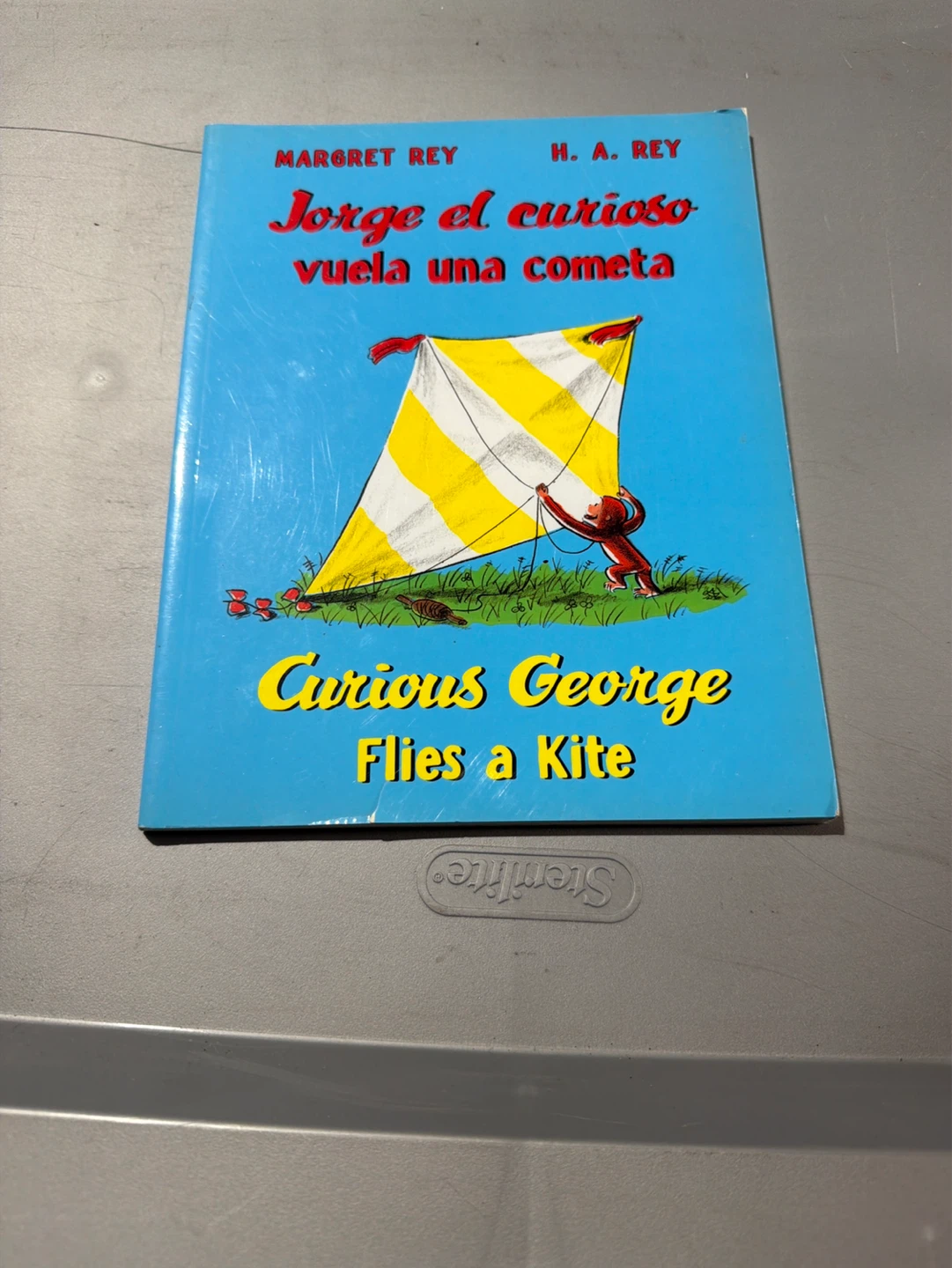 Curious George Flies a Kite Book English and Spanish