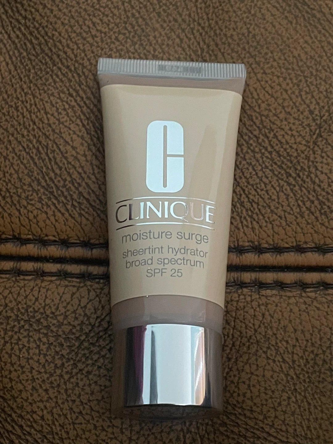 Clinique Moisture Surge Hydrator Spectrum Universal Light Medium