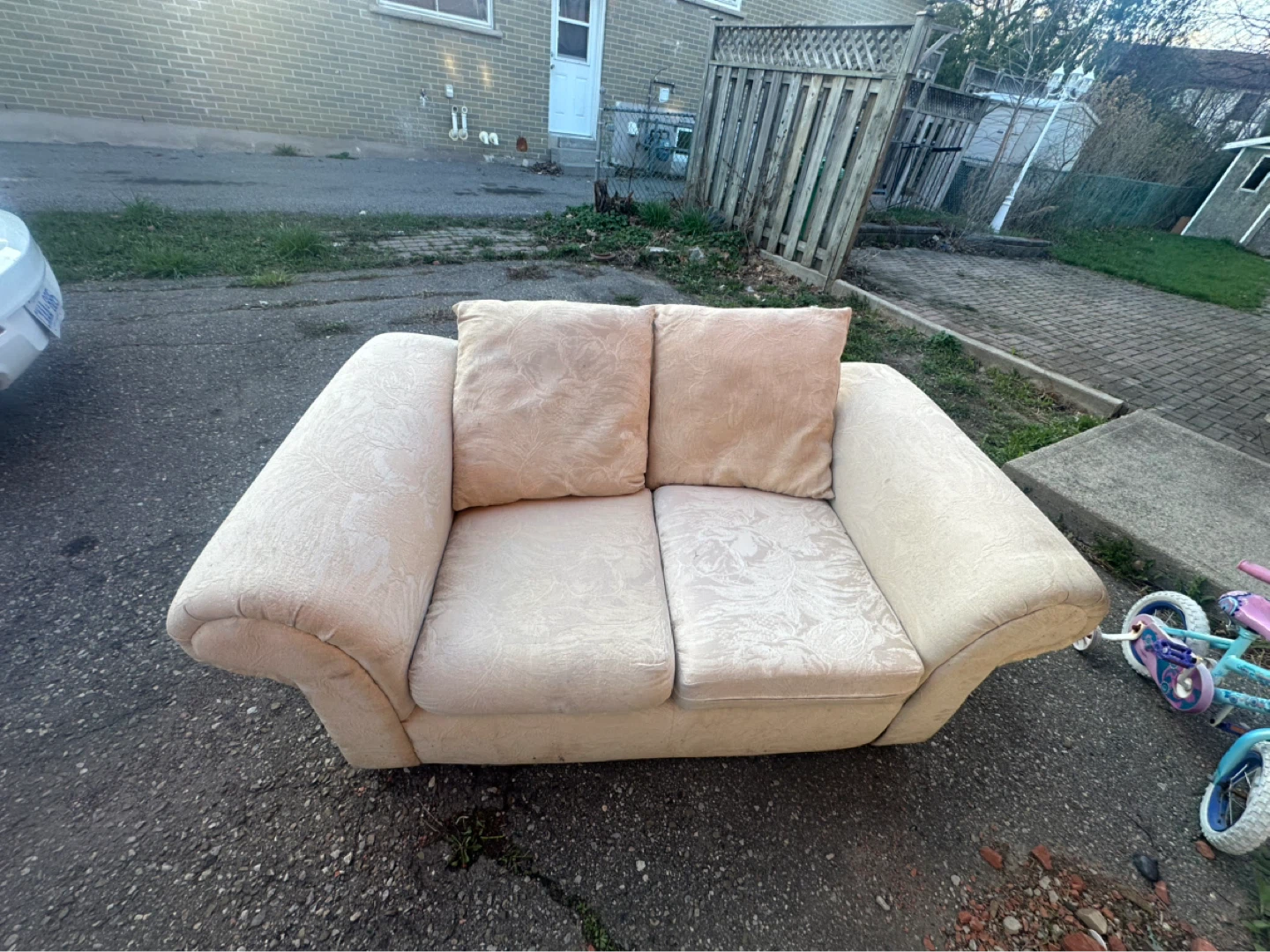 Cream patterned loveseat - photo 2