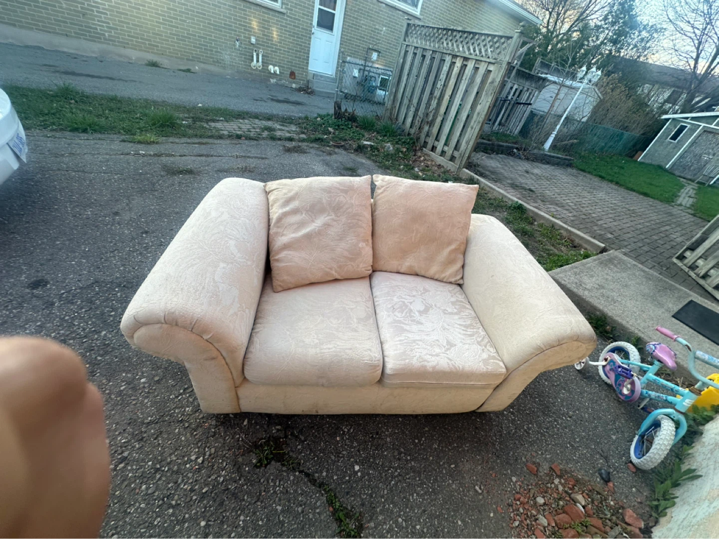 Cream patterned loveseat - photo 5