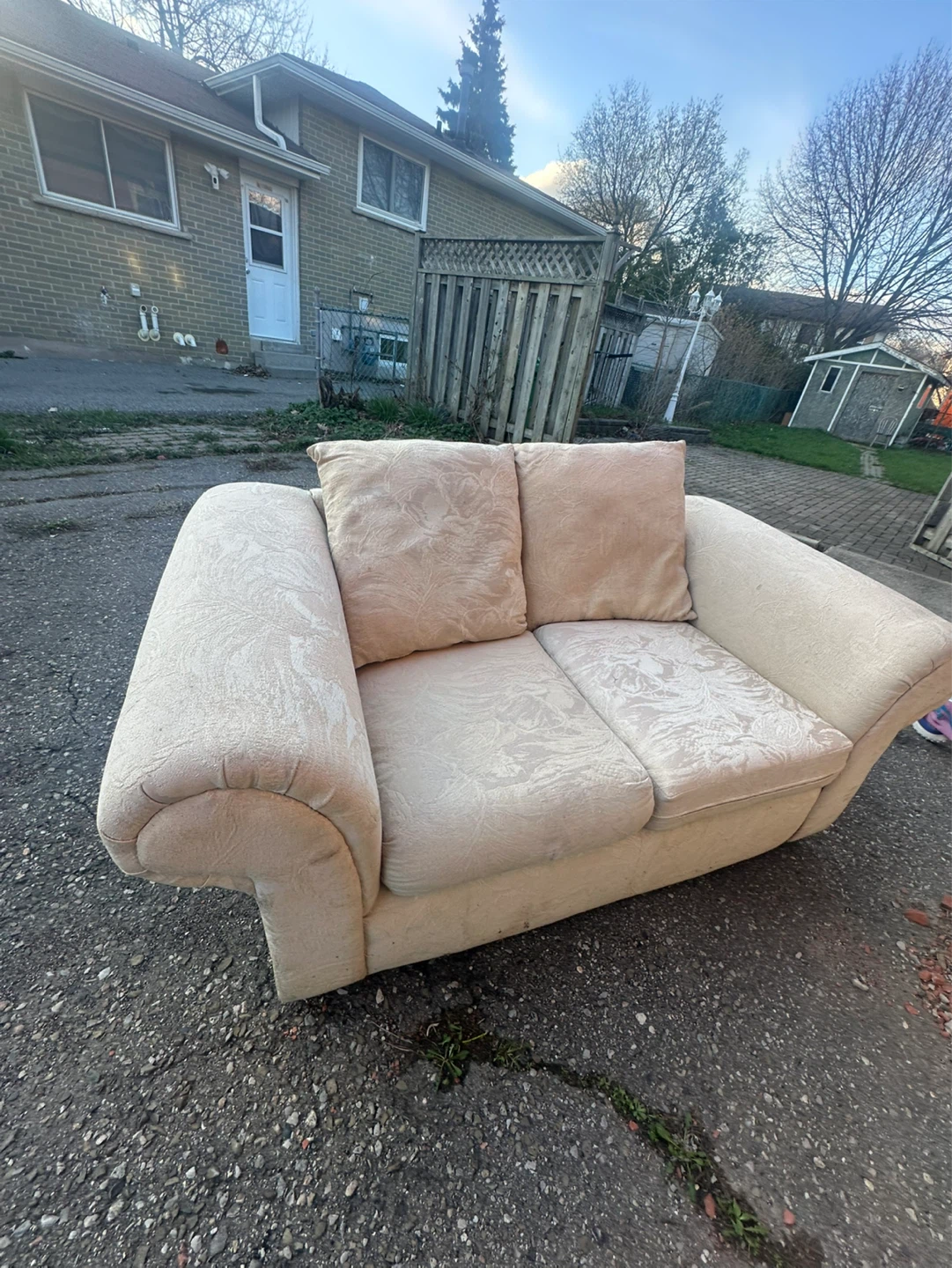 Cream patterned loveseat - photo 3