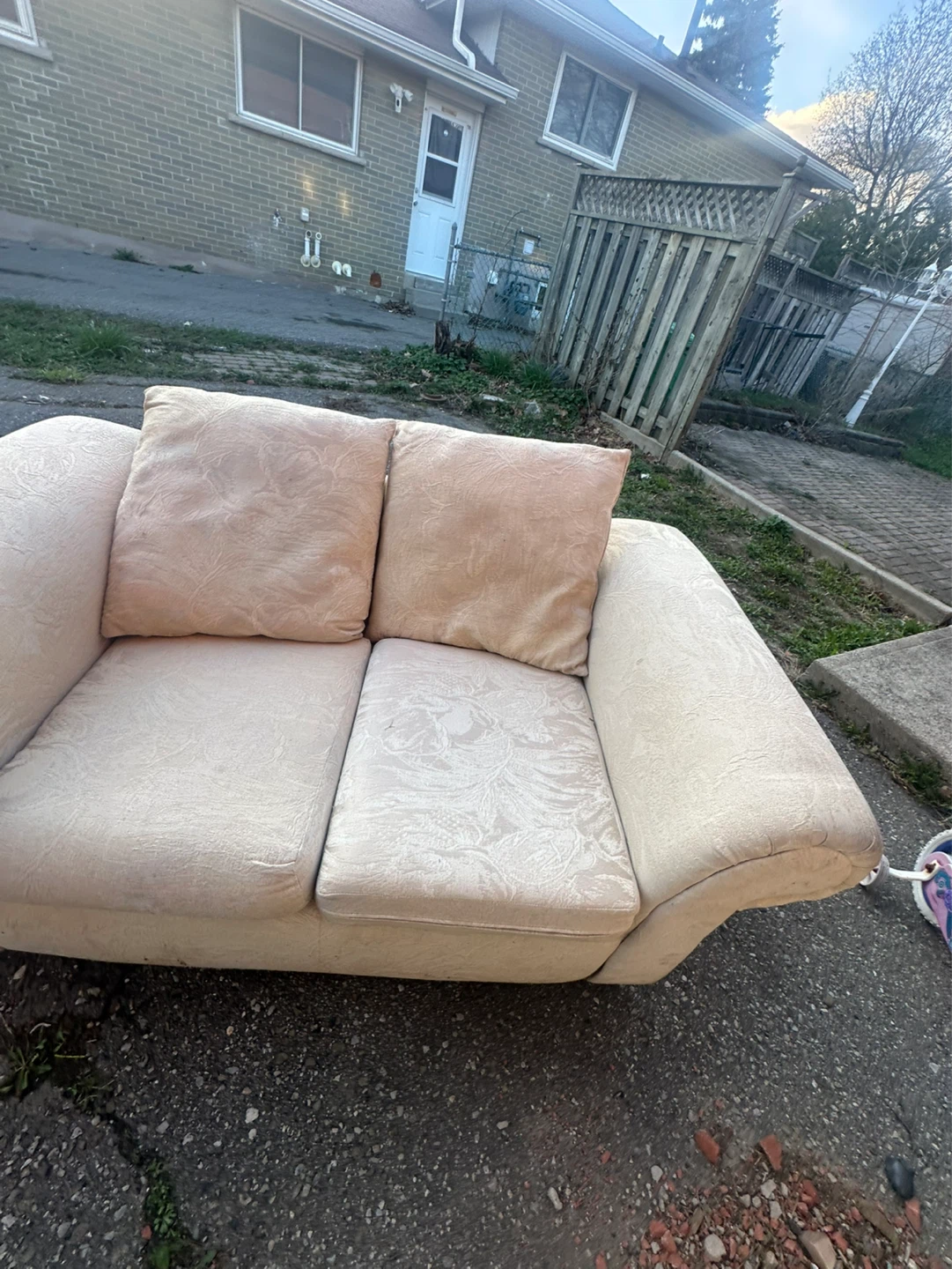 Cream patterned loveseat - photo 4