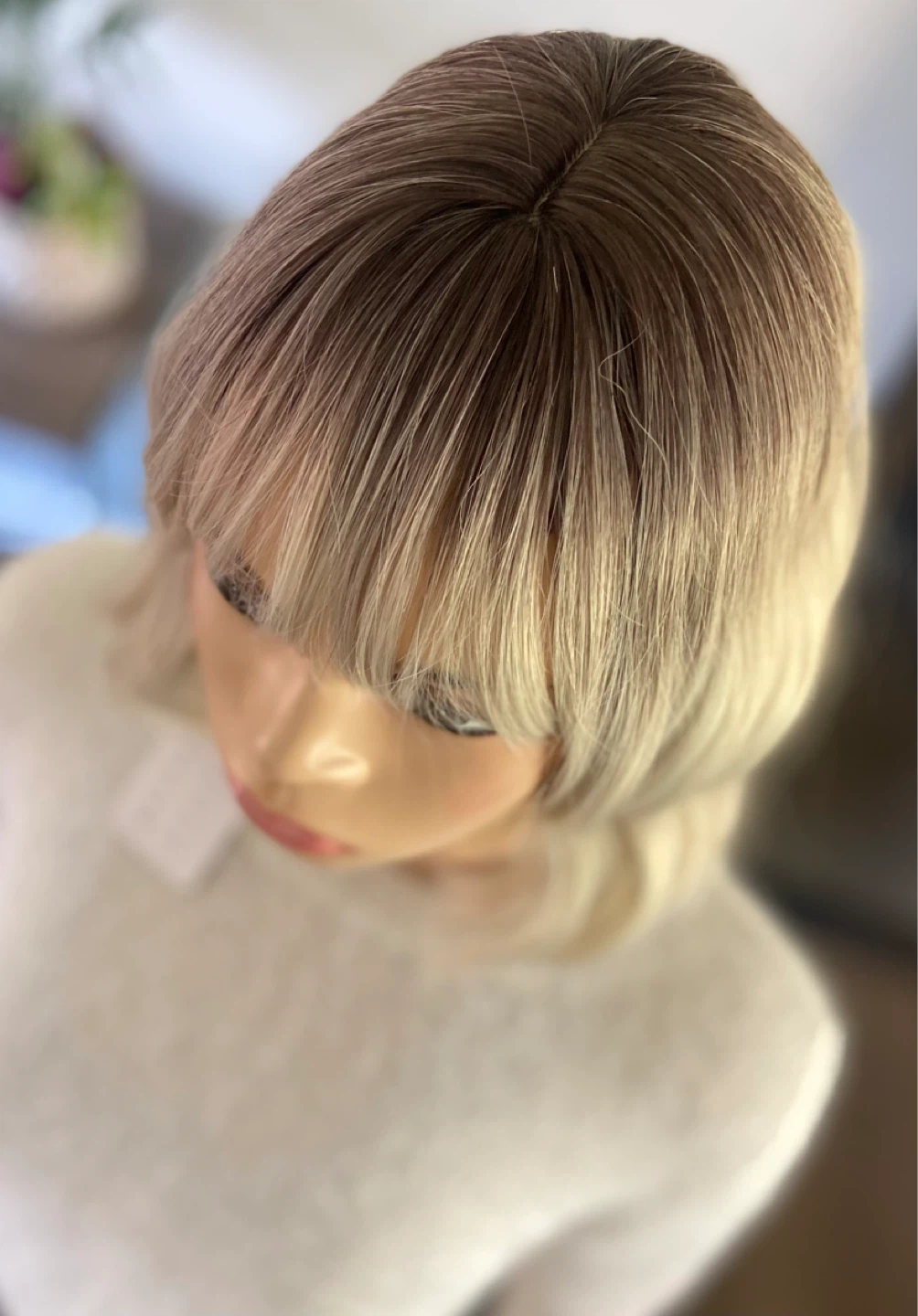 NWT: 12” Wavy Ombre Silver White Grey Synthetic Wig w/ Bangs - photo 5