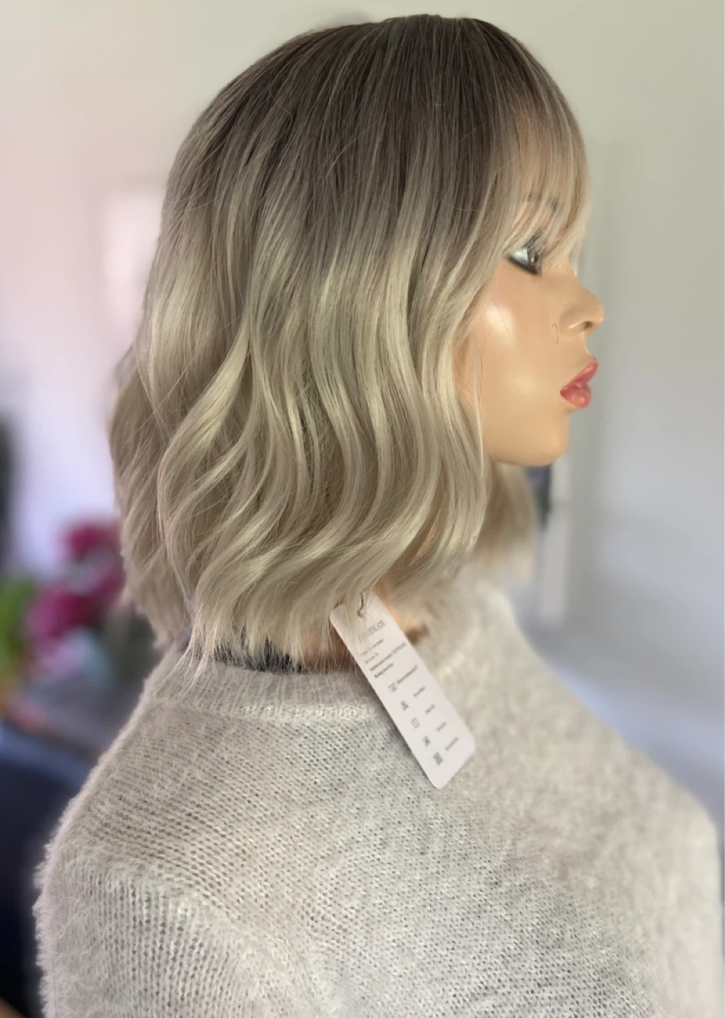 NWT: 12” Wavy Ombre Silver White Grey Synthetic Wig w/ Bangs - photo 4