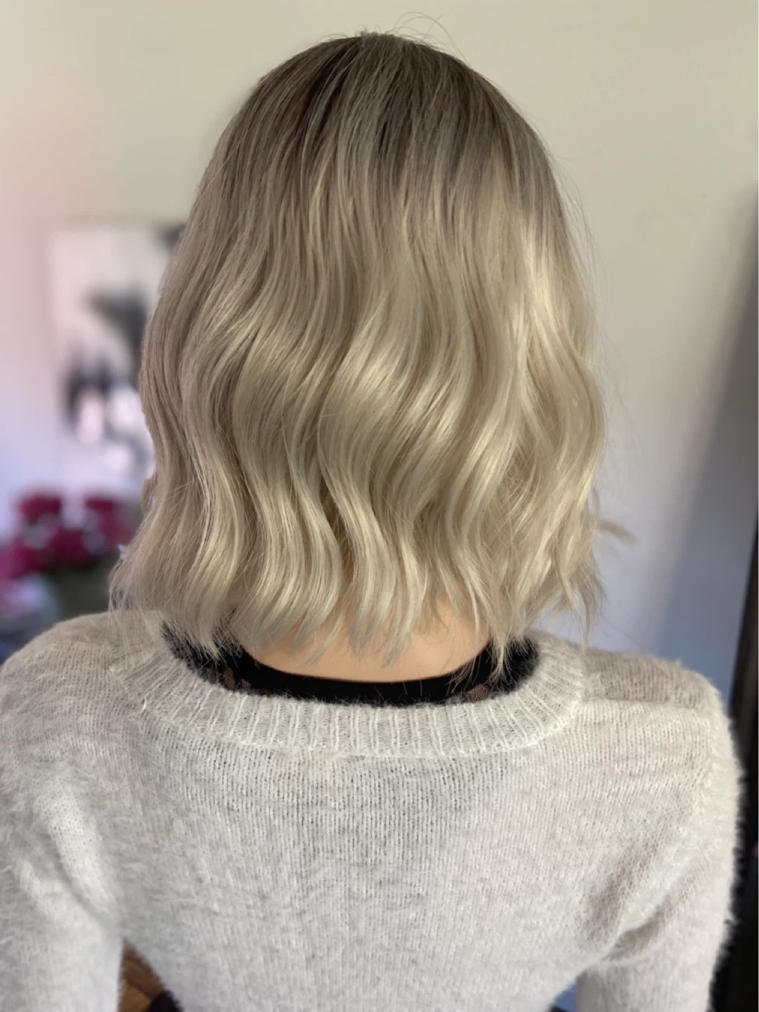 NWT: 12” Wavy Ombre Silver White Grey Synthetic Wig w/ Bangs - photo 3