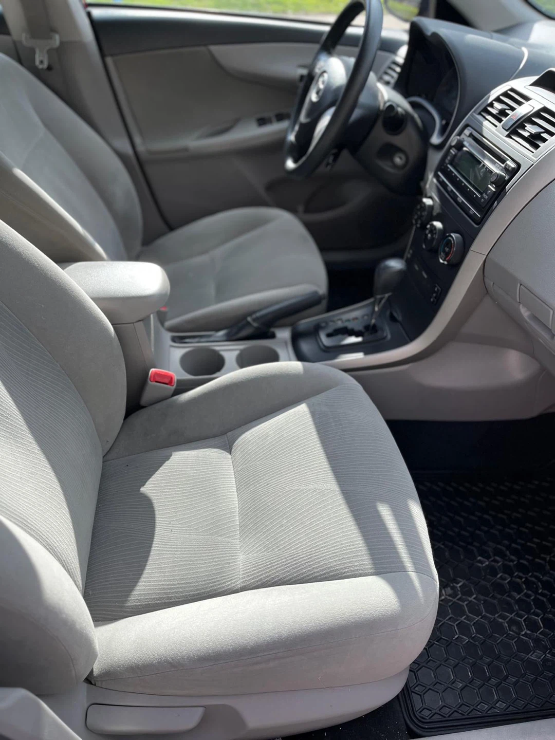 2012 Toyota Corolla LE Sedan - photo 4