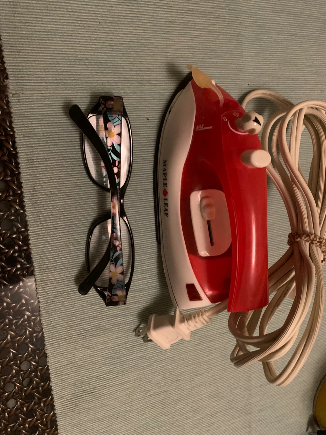Maple Leaf Travel Iron - photo 2
