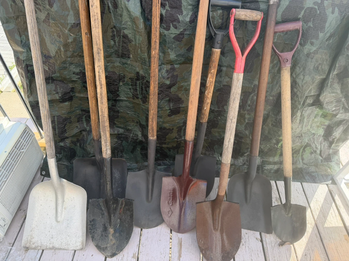 Lot of 8 Garden Shovels and Spades- 15$ each