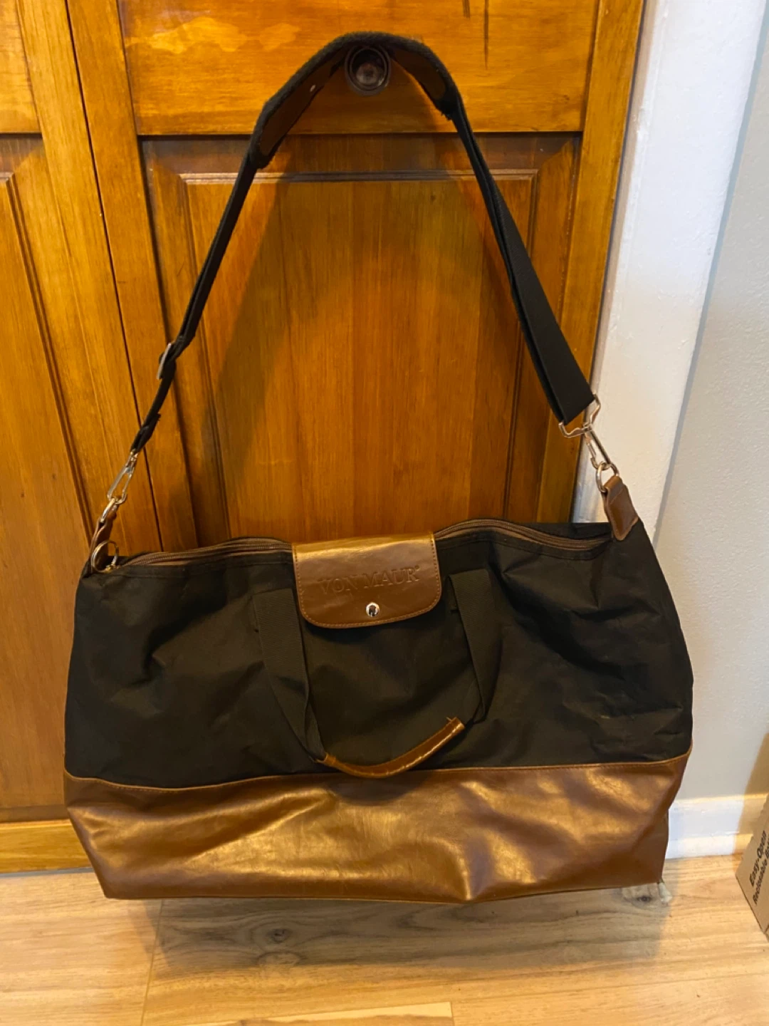 Von Maur black/brown  duffle bag/carrier - photo 2