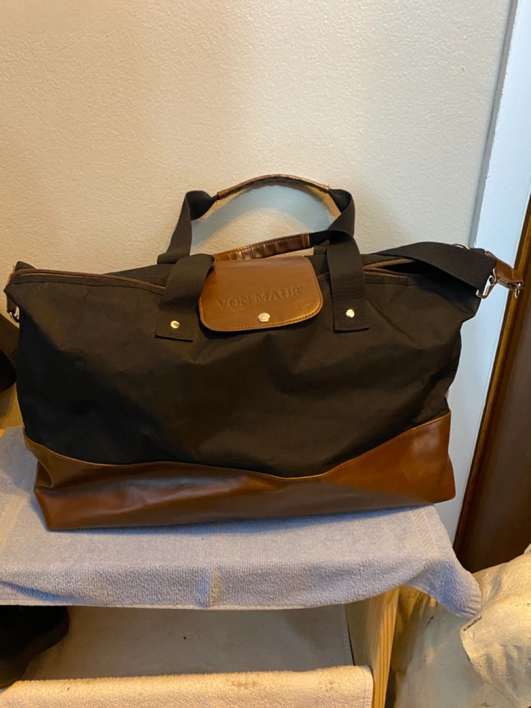 Von Maur black/brown  duffle bag/carrier - photo 3