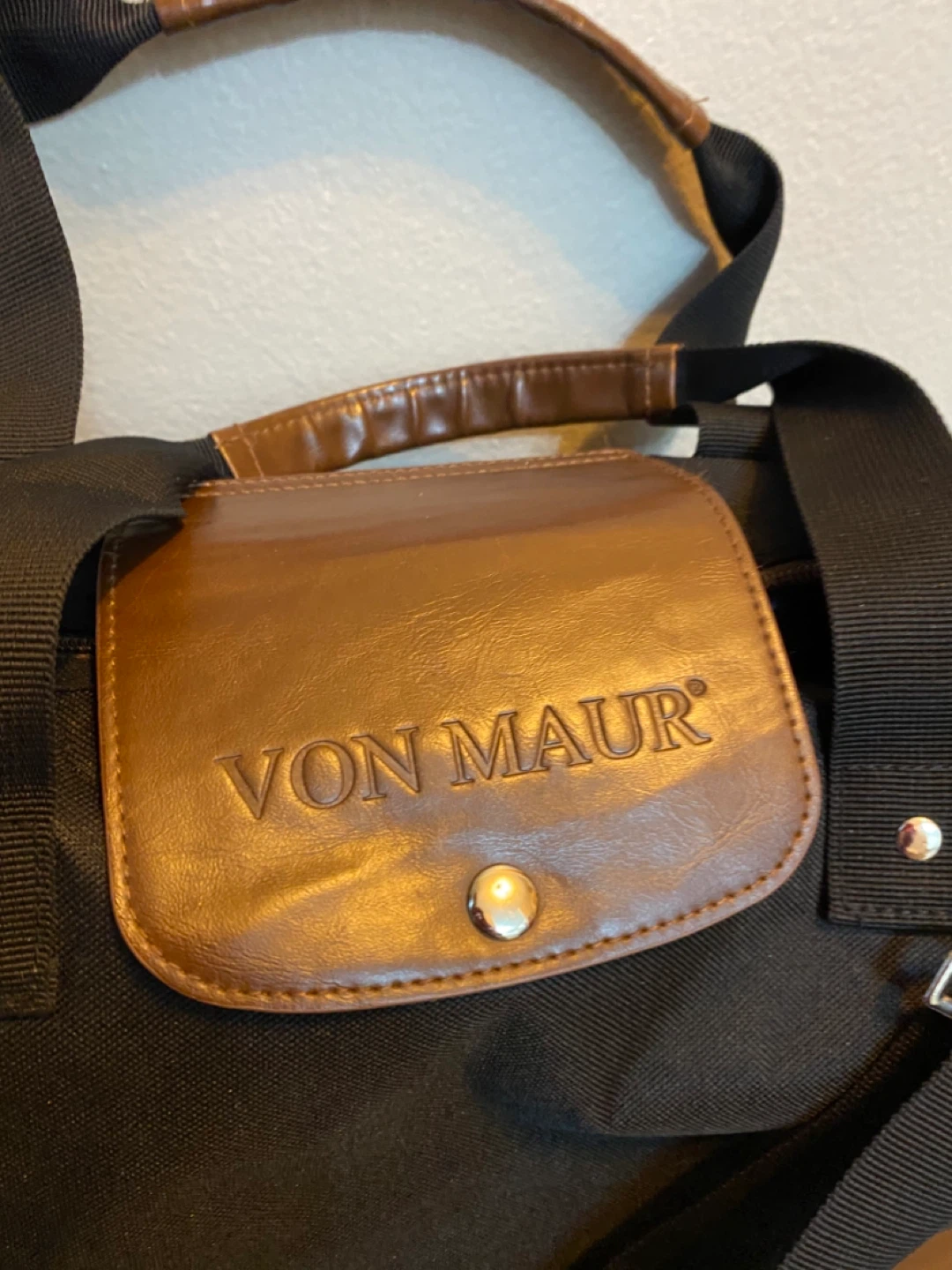 Von Maur black/brown  duffle bag/carrier