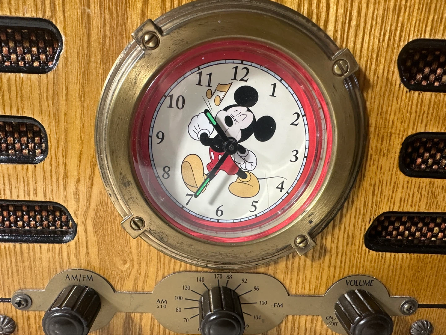 Vintage Style Mickey Mouse Wooden Clock Radio – AM/FM - photo 2