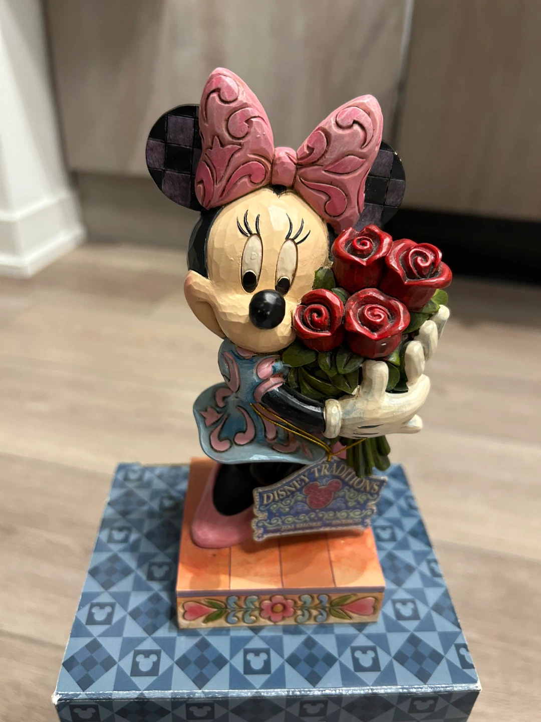 Disney Traditions Minnie Mouse Figurine with Roses - photo 3