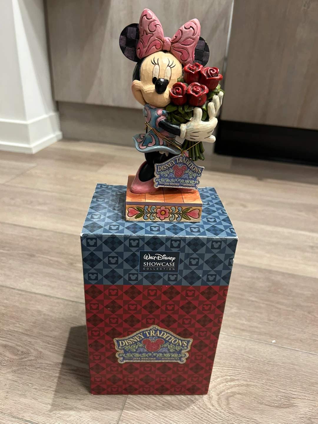 Disney Traditions Minnie Mouse Figurine with Roses - photo 2