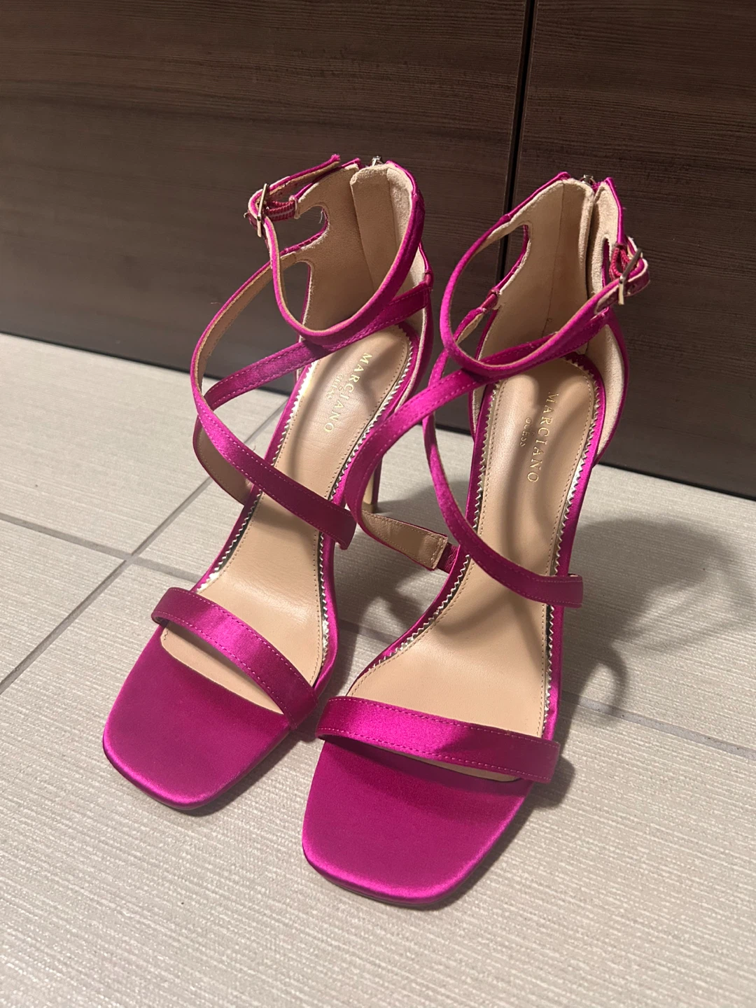 MARCIANO Paris fuchsia pink strap heels size 7.5 very clean - photo 2