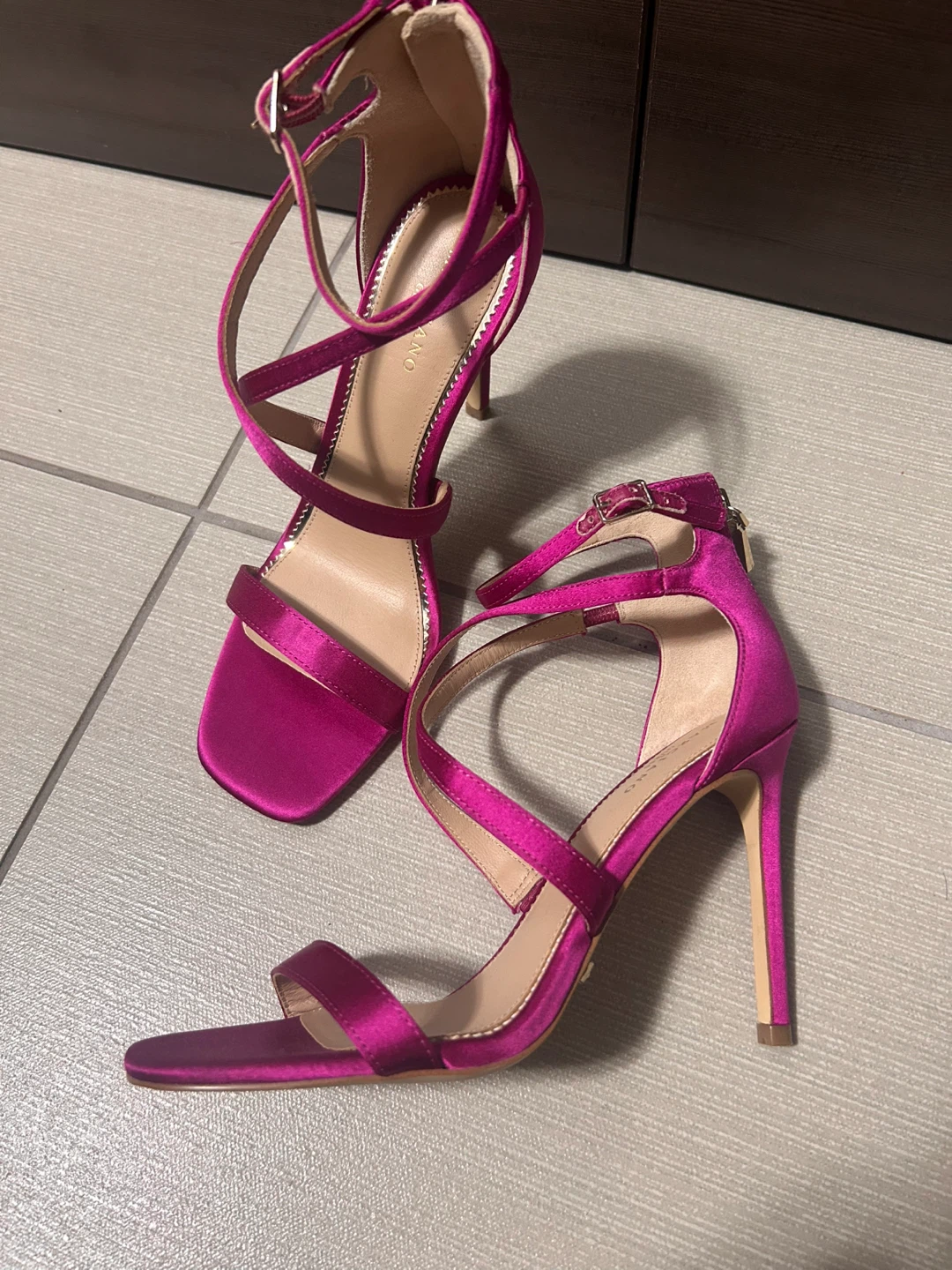 MARCIANO Paris fuchsia pink strap heels size 7.5 very clean - photo 3