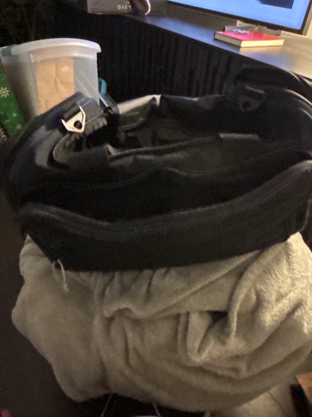 Black duffel bag with mesh accents - photo 3