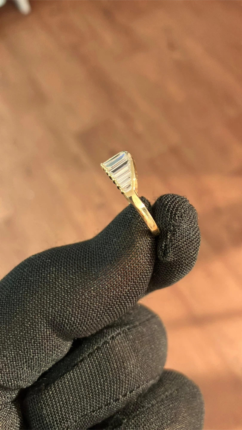 Gold ring with baguette diamonds - photo 5