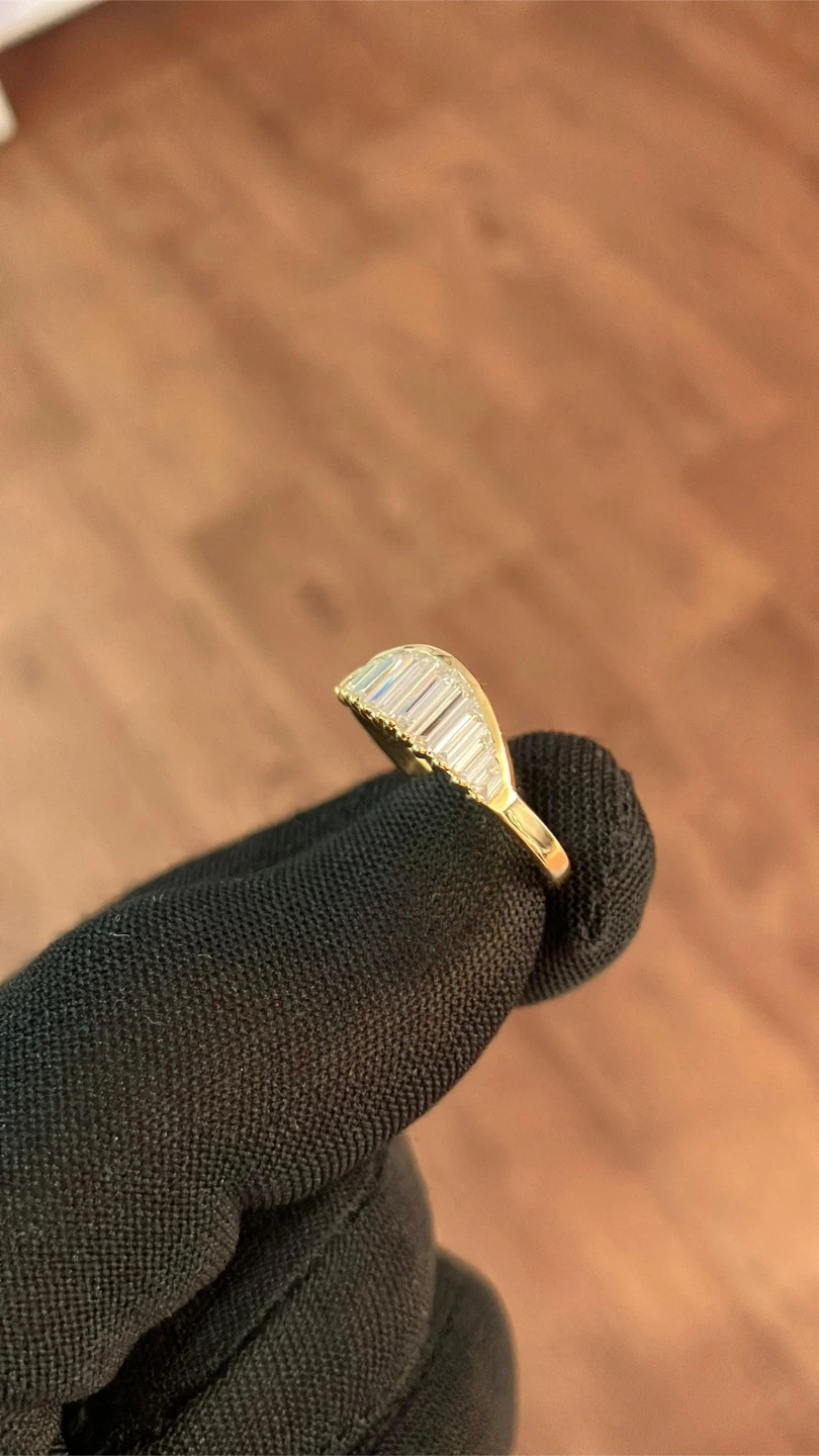 Gold ring with baguette diamonds - photo 3
