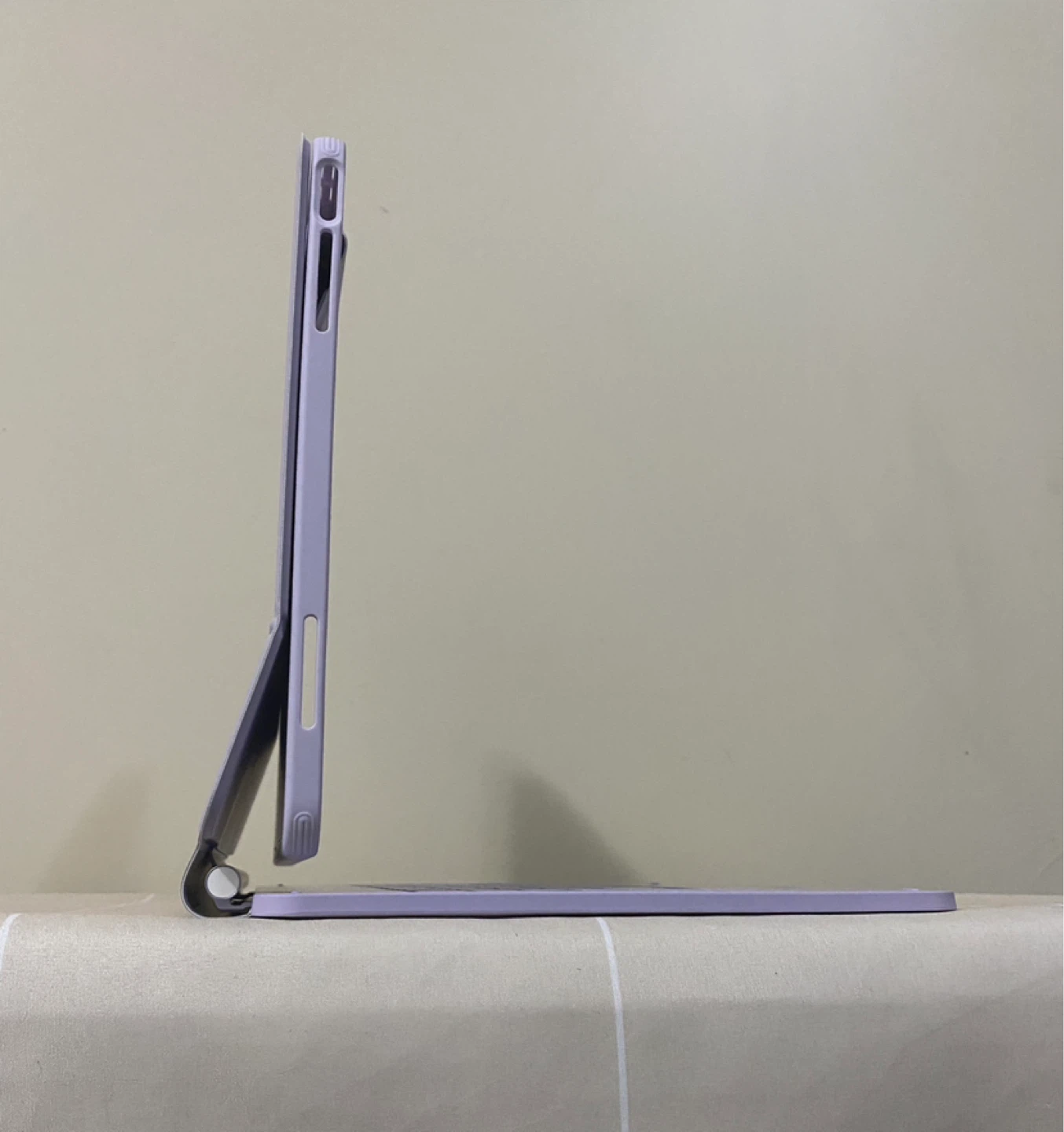 iPad Air 13” Keyboard Case – ESR Magnetic Bluetooth – New - photo 3