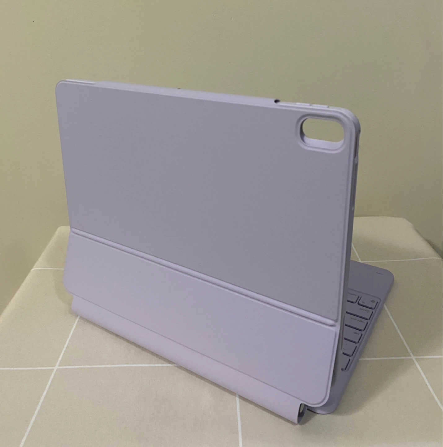 iPad Air 13” Keyboard Case – ESR Magnetic Bluetooth – New - photo 2