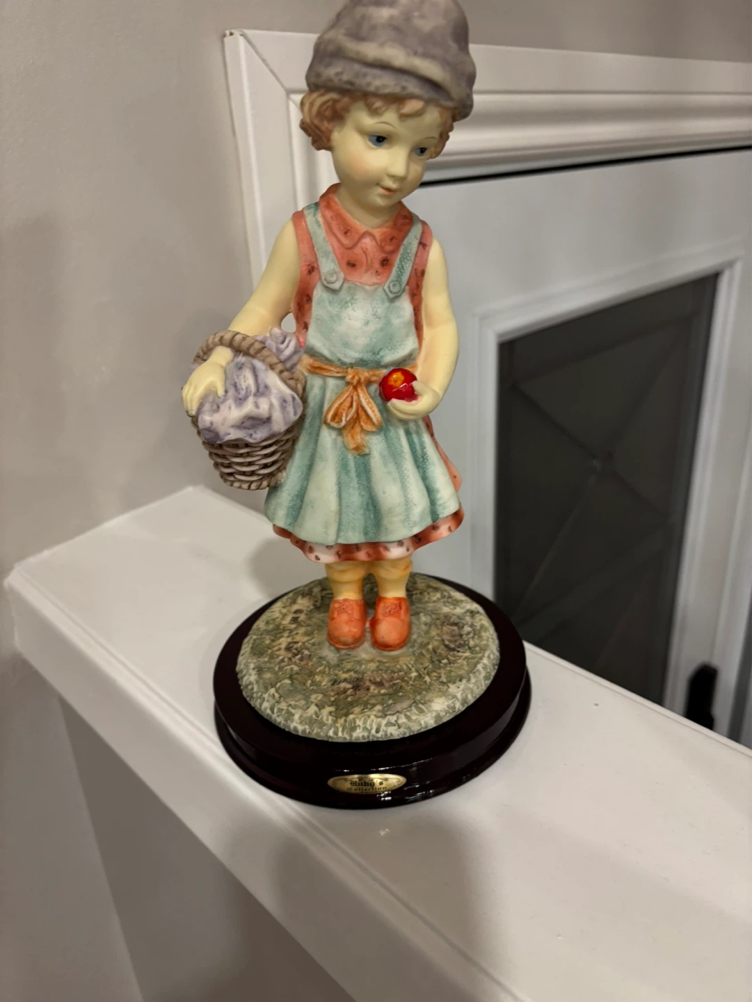 Capodimonte Figurine of a Girl with Basket - photo 2